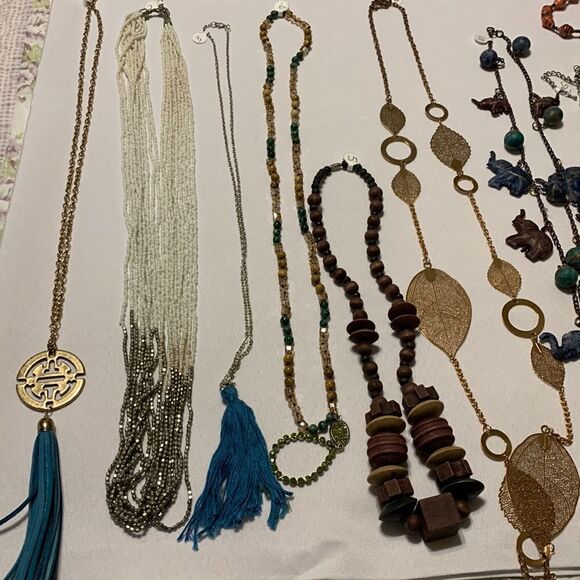 Assortment of costume jewelry 22-23 pc (necklaces) - Picture 1 of 17